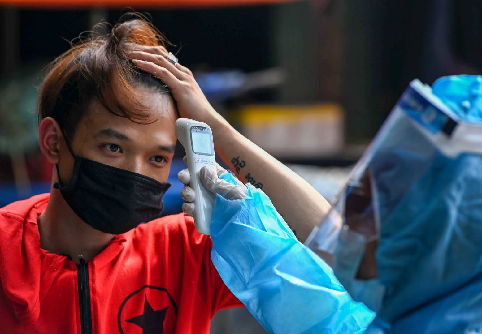 Xét nghiệm nhanh Covid-19 tại nhiều chợ đầu mối Hà Nội